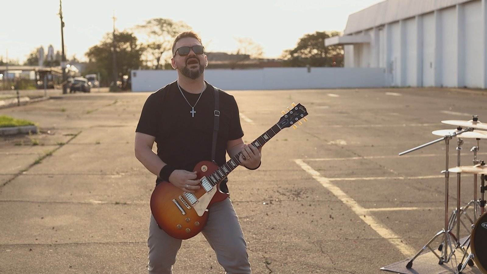 Rafael San tocando guitarra