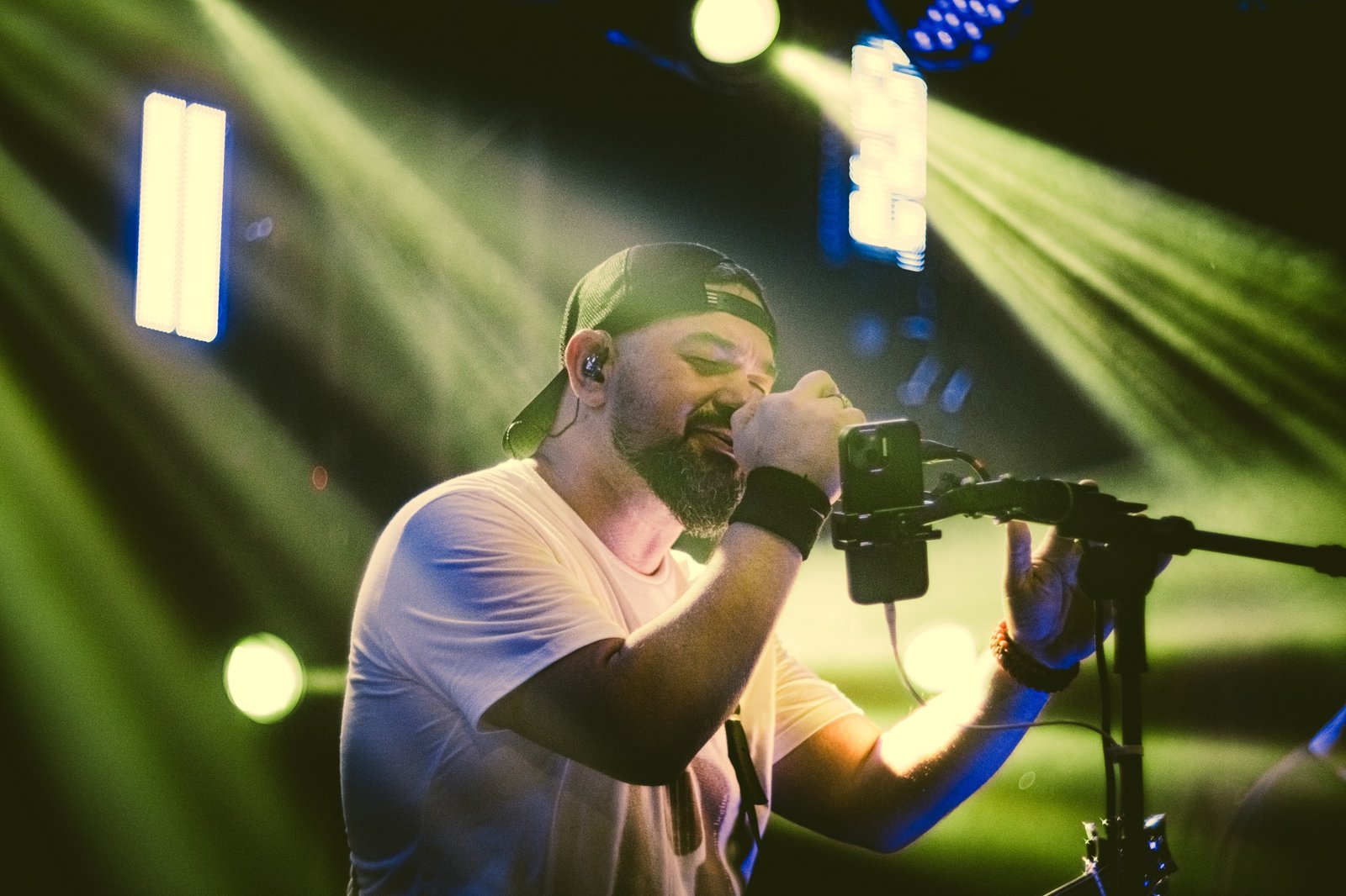 Rafael San cantando no palco