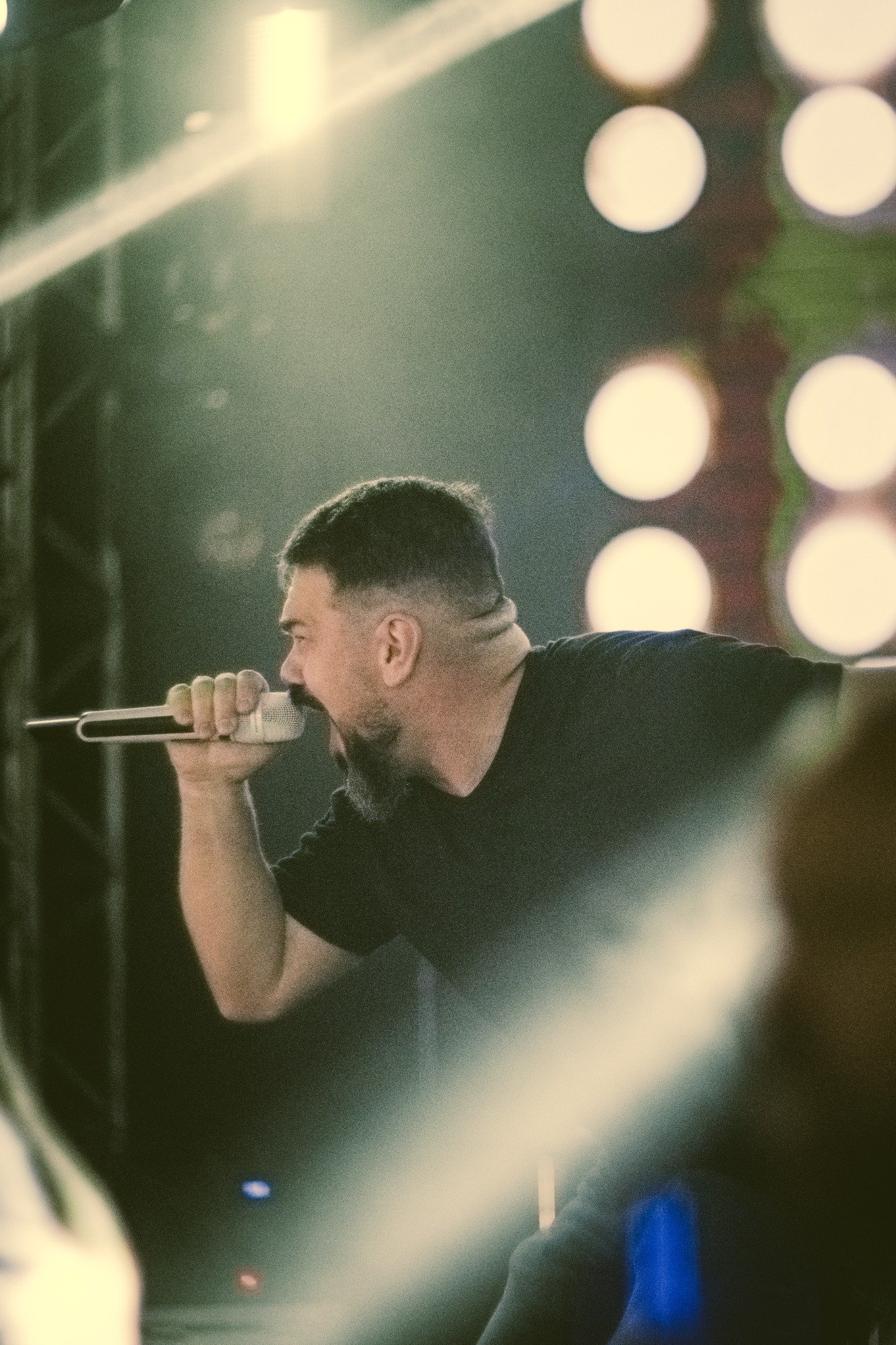 Rafael San em performance ao vivo